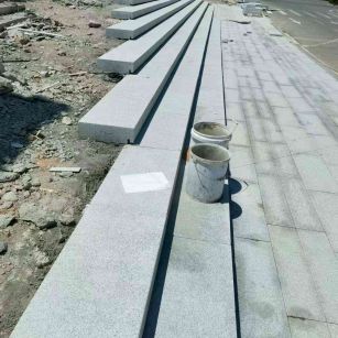 海南 芝麻白整石台阶，施工现场