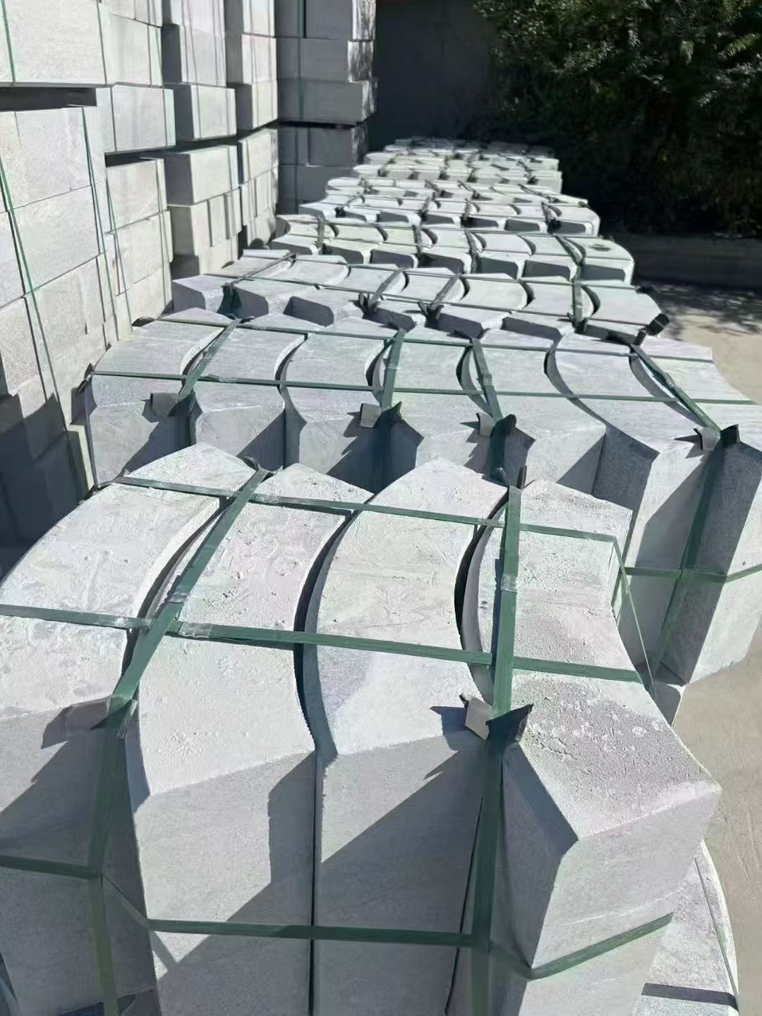 海南 芝麻灰弧形路沿石