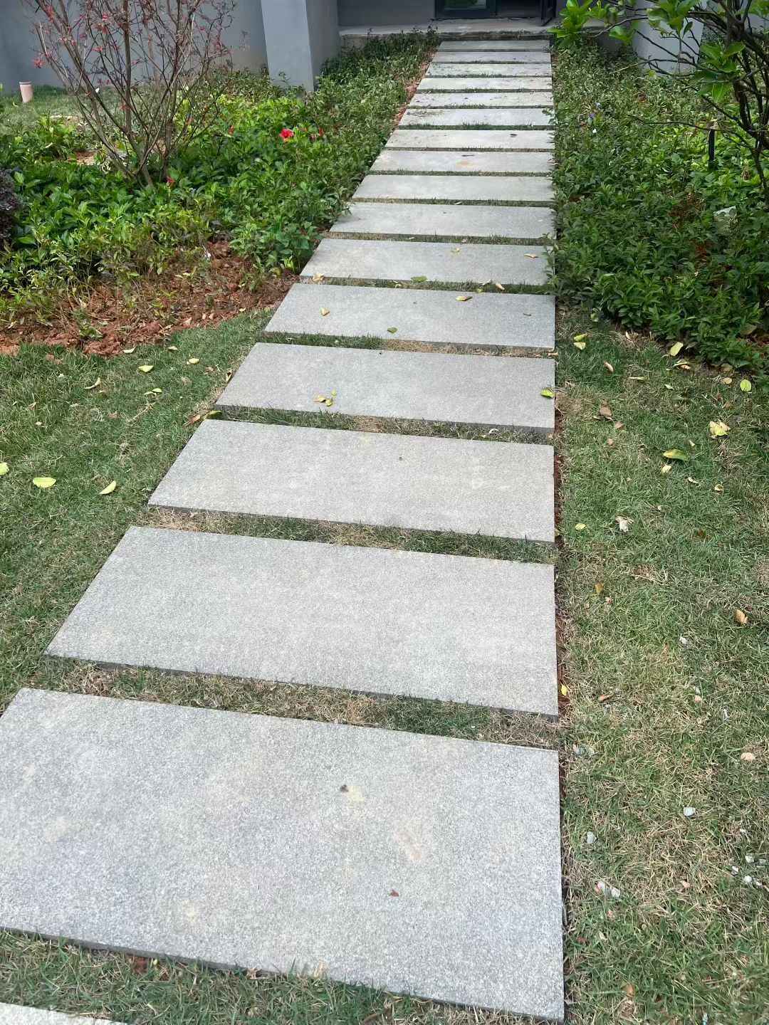 海南 芝麻黑小区踏步、汀步石铺装效果