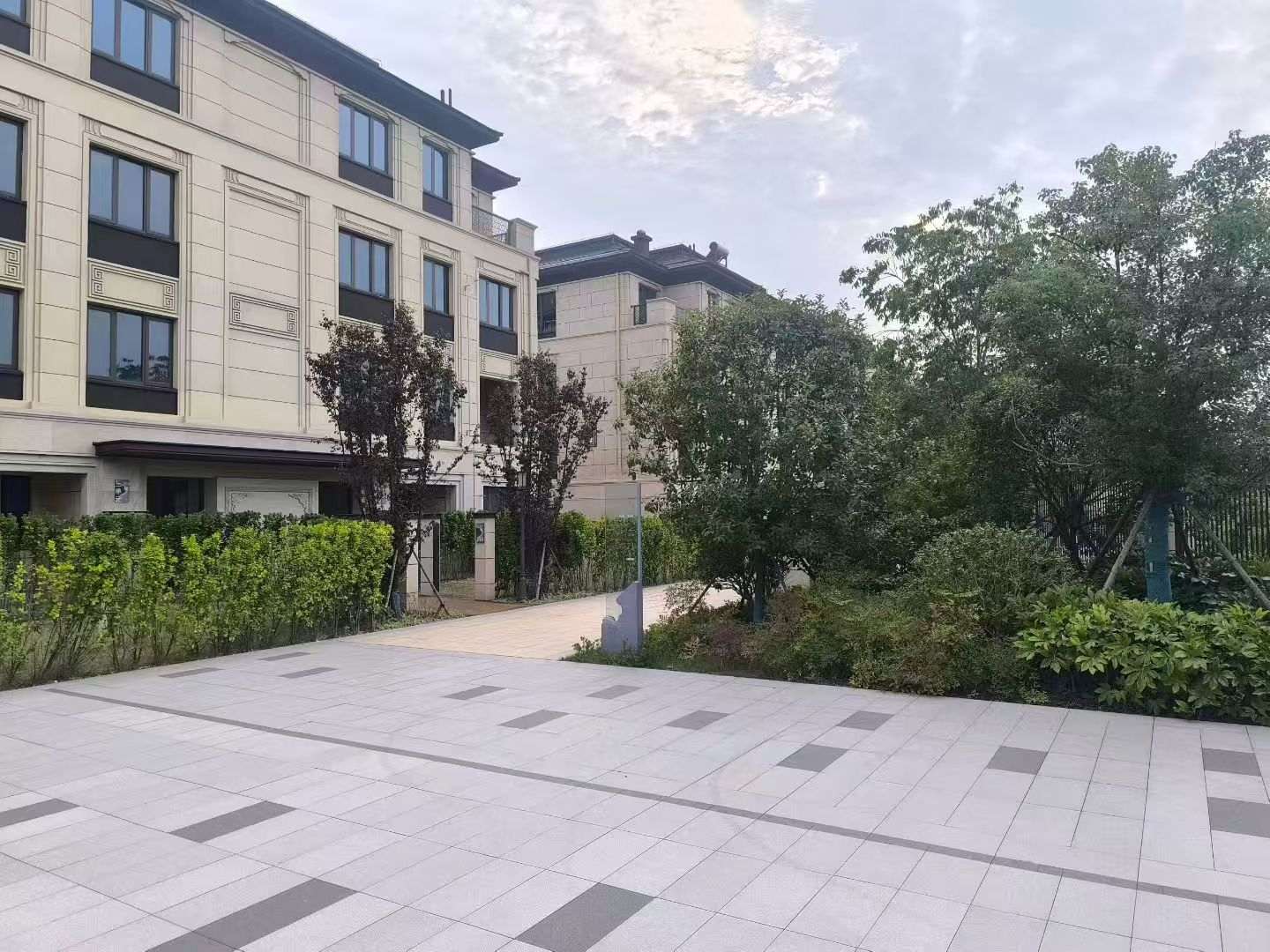 海南 芝麻白与芝麻白搭配铺装，尺寸1200*600