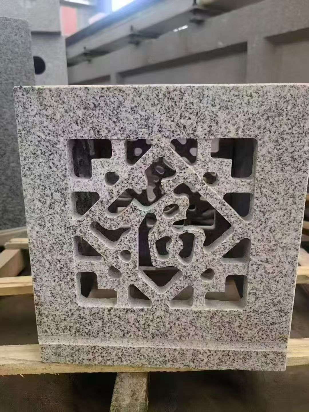 海南 芝麻白花岗岩镂空雕花灯笼